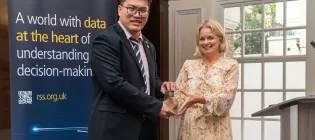 Zhaoxi Zhang receives the award at the Royal Statistical Society