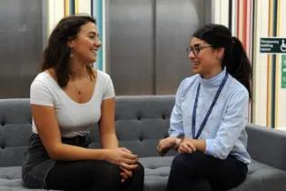 Image of a student getting assistance from the Student Learning Advisor